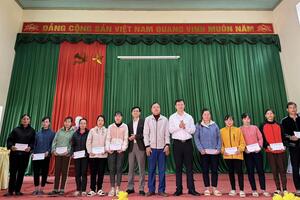 Bệnh viện Đa khoa tỉnh Bắc Giang thăm, tặng quà, chúc Tết các gia đình là hộ nghèo tại xã Hộ Đáp, huyện Lục Ngạn